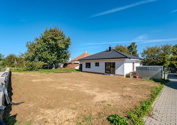 IBA U NÁS! Na predaj 3izbový dom v Pečeňanoch, 585m2, BNB