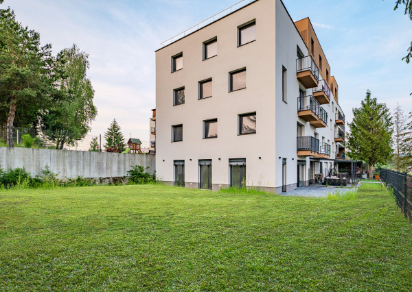 IBA U NÁS! Novostavba 4i. bytu s terasou a pozem. 450m2 PB