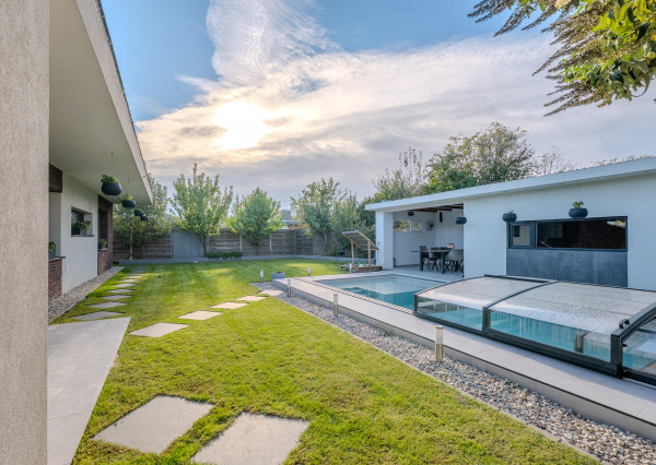 IBA U NÁS! Na predaj 4i bungalov s bazénom, Dunajská S,735m2