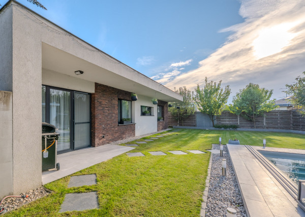 IBA U NÁS! Na predaj 4i bungalov s bazénom, Dunajská S,735m2