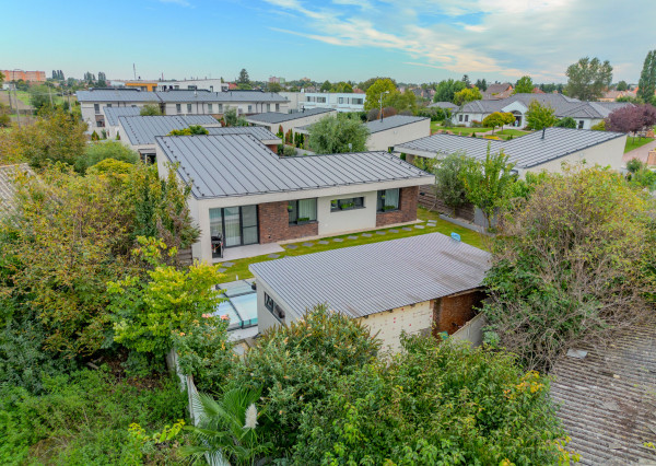 IBA U NÁS! Na predaj 4i bungalov s bazénom, Dunajská S,735m2