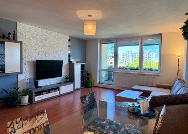 IBA U NÁS! Svetlý 4i byt s terasou a loggiami v Ružinove