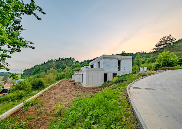 IBA U NÁS! 2 podľažný 4i rodinný dom s dvojgarážou,830m2 PB