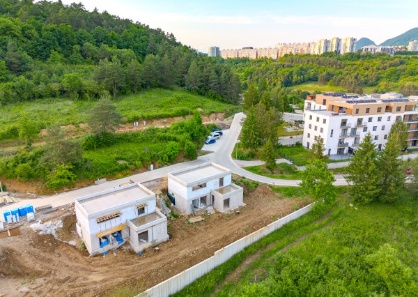 IBA U NÁS! 2 podľažný 4i rodinný dom s dvojgarážou,830m2 PB