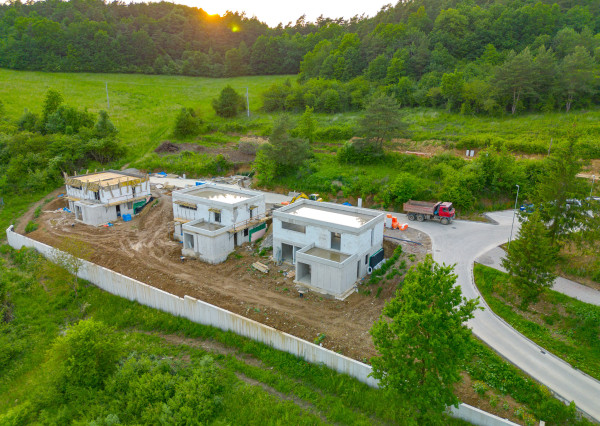 IBA U NÁS! 2 podľažný 4i rodinný dom s dvojgarážou,830m2 PB