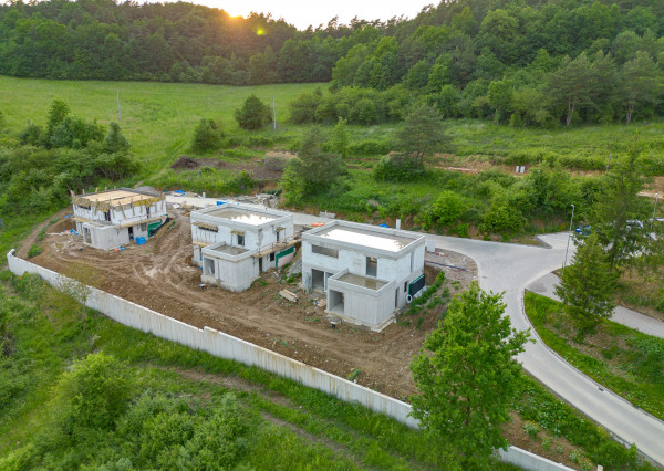 IBA U NÁS! Výnimočný 4i rodinný dom s dvojgarážou 710m2, PB