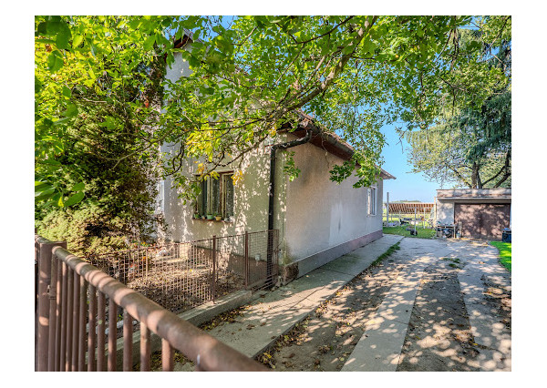 IBA U NÁS! Dom s väčšou záhradou a výhľadom - Dubnica n./V.