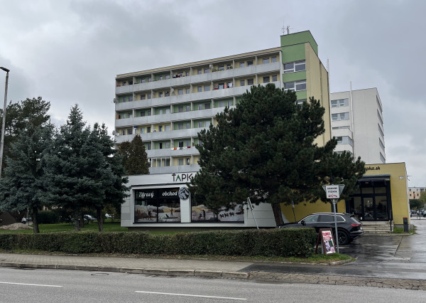 NA PREDAJ 2 izbový byt po čiast.rekonšt, Zlatovská, TN, 49m2