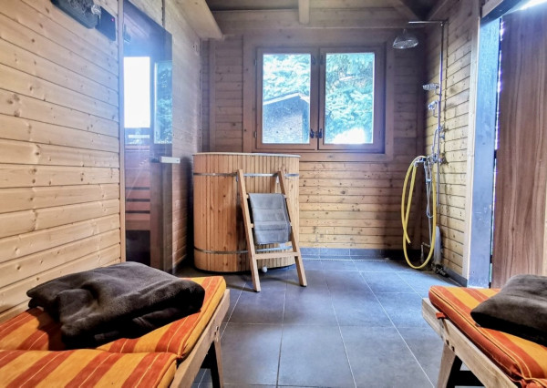 IBA U NÁS: Vidiecky dom so saunou a 3 spálňami – Cerová