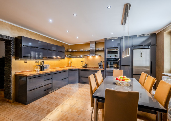 IBA U NÁS! Na predaj 6i rodinný dom v Čadci, 473m2