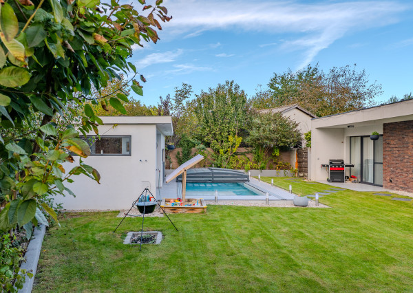 CSAK NÁLUNK! 4 szobás bungaló medencével eladó, Dunaszerdahely