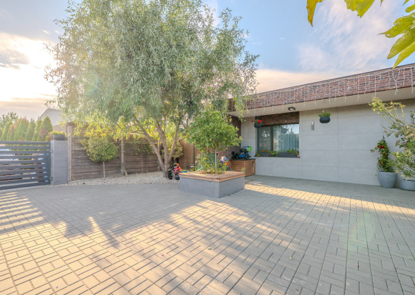 CSAK NÁLUNK! 4 szobás bungaló medencével eladó, Dunaszerdahely