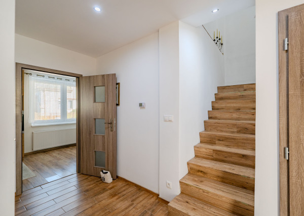 IBA U NÁS! Na predaj veľký 5i rod. dom v Kálnici 940m2,NMnV