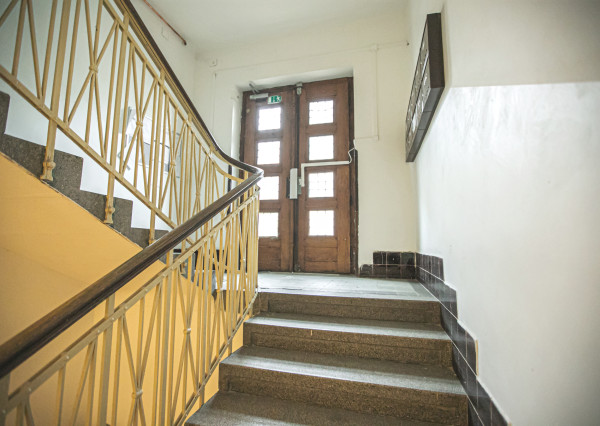 IBA U NÁS! Staromestský 2i byt v pôv. stave,83 m², Holubyho.