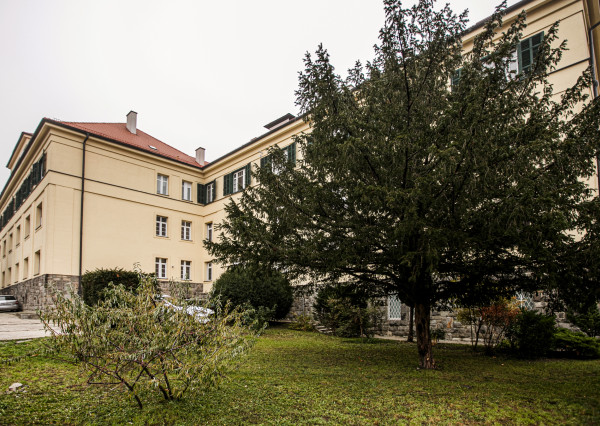 IBA U NÁS! Staromestský 2i byt v pôv. stave,83 m², Holubyho.