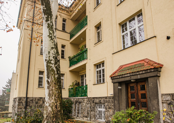 IBA U NÁS! Staromestský 2i byt v pôv. stave,83 m², Holubyho.