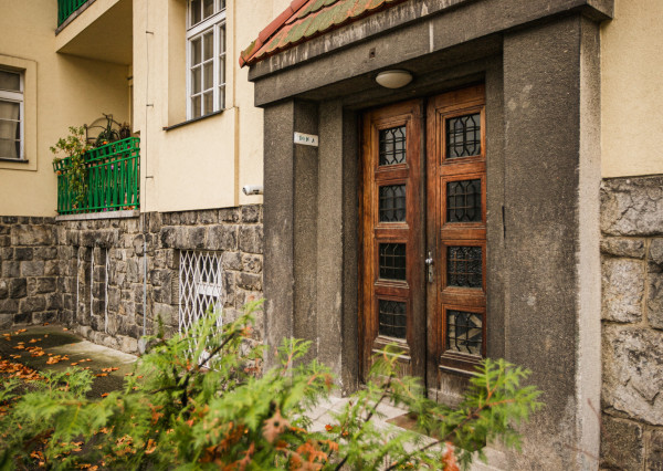 IBA U NÁS! Staromestský 2i byt v pôv. stave,83 m², Holubyho.