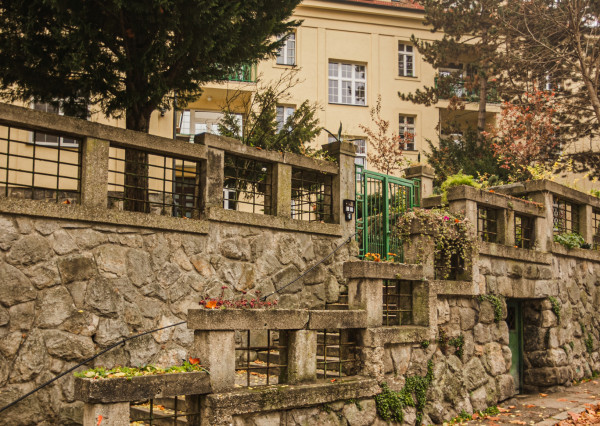 IBA U NÁS! Staromestský 2i byt v pôv. stave,83 m², Holubyho.