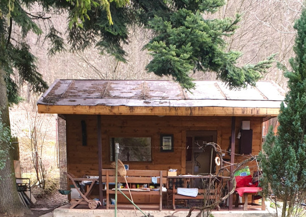 NA PREDAJ! Lukratívny pozemok s chatou v Myslave