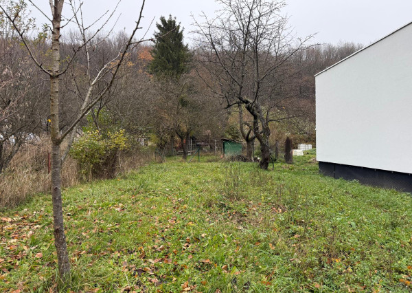 NA PREDAJ! Lukratívny pozemok s chatou v Myslave