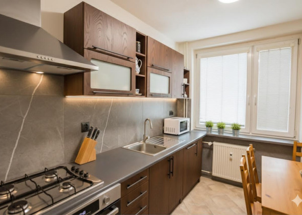 IBA U NÁS ! Na predaj priestranný 3i byt, 70m2, Trenčín, Hollého ul.