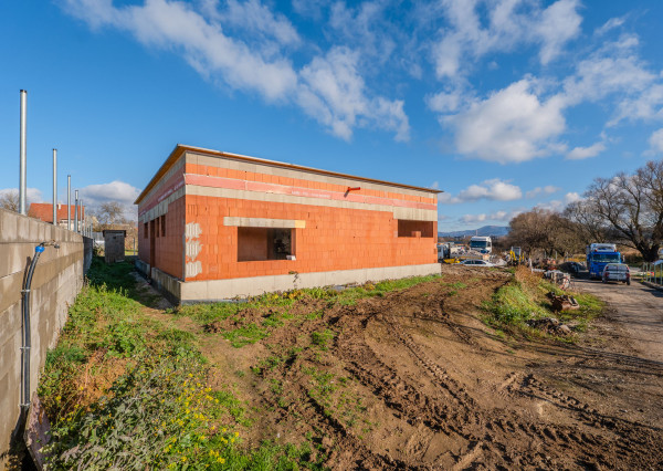 PRIPRAVUJEME! Na predaj 4i dom, hrubá stavba, Dvorec,569m2