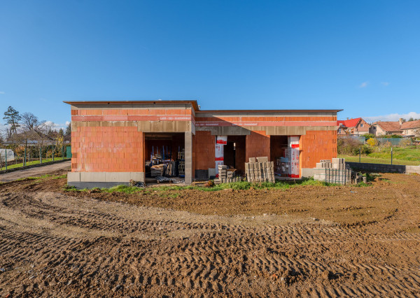 PRIPRAVUJEME! Na predaj 4i dom, hrubá stavba, Dvorec,569m2