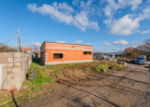 PRIPRAVUJEME! Na predaj 4i dom, hrubá stavba, Dvorec,569m2