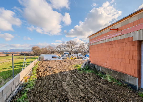 PRIPRAVUJEME! Na predaj 4i dom, hrubá stavba, Dvorec,569m2