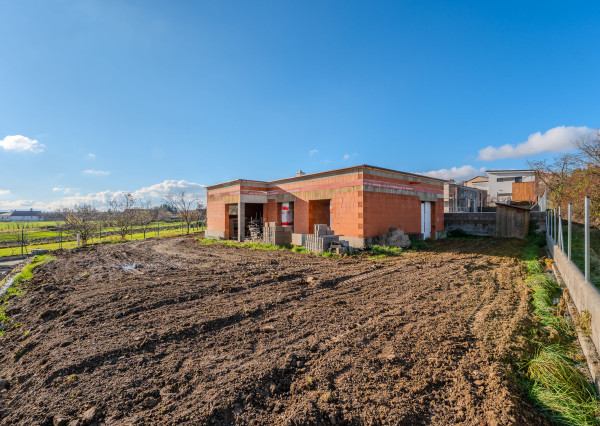 PRIPRAVUJEME! Na predaj 4i dom, hrubá stavba, Dvorec,569m2