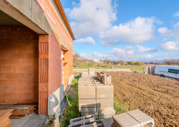 PRIPRAVUJEME! Na predaj 4i dom, hrubá stavba, Dvorec,569m2