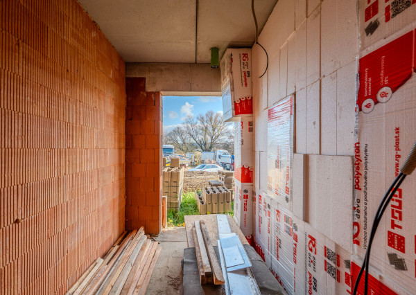 PRIPRAVUJEME! Na predaj 4i dom, hrubá stavba, Dvorec,569m2