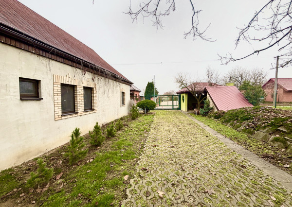 IBA U NÁS! Rodinný dom, 4 izby, 2 garáže, záhrada - Koláre