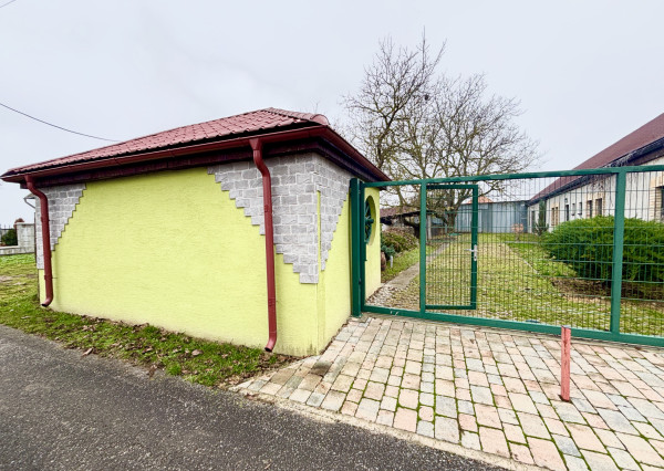 IBA U NÁS! Rodinný dom, 4 izby, 2 garáže, záhrada - Koláre