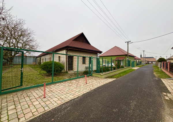 IBA U NÁS! Rodinný dom, 4 izby, 2 garáže, záhrada - Koláre