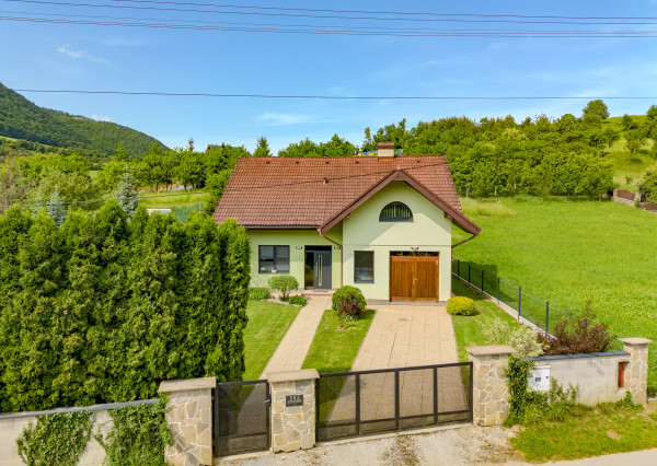 IBA U NÁS! Na predaj štýlový 5 - izbový rodinný dom - Horný Vadičov, okres Kysucké Nové Mesto