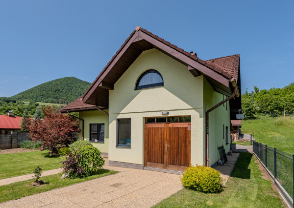 IBA U NÁS! Na predaj štýlový 5 - izbový rodinný dom - Horný Vadičov, okres Kysucké Nové Mesto