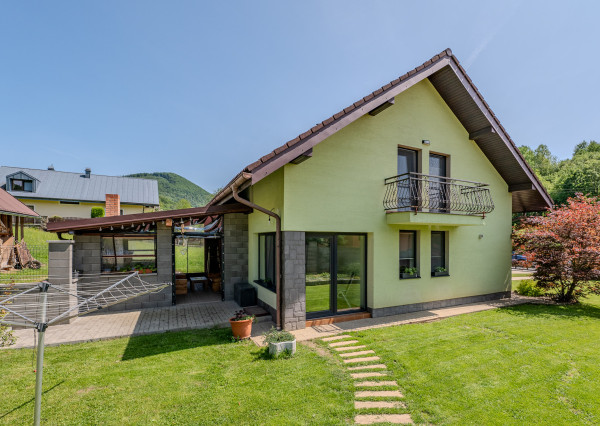 IBA U NÁS! Na predaj štýlový 5 - izbový rodinný dom - Horný Vadičov, okres Kysucké Nové Mesto