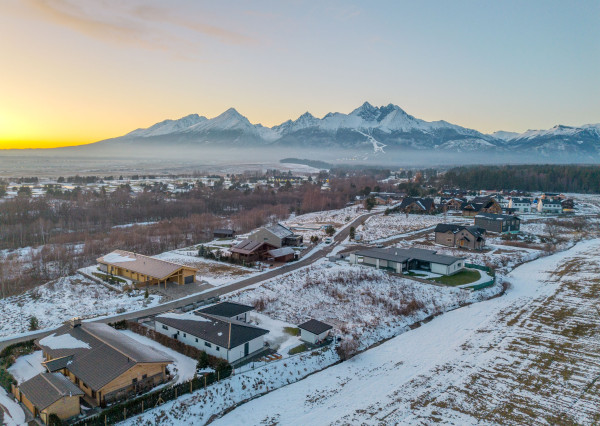 IBA U NÁS! Slnečný stavebný pozemok vo Veľkej Lomnici