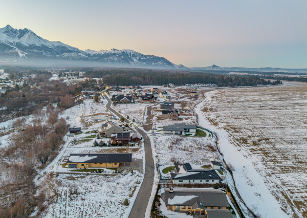 IBA U NÁS! Slnečný stavebný pozemok vo Veľkej Lomnici