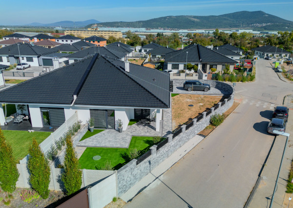 DEŇ OTVORENÝCH DVERÍ !! Na predaj 4i dom, 513m2, Lužianky