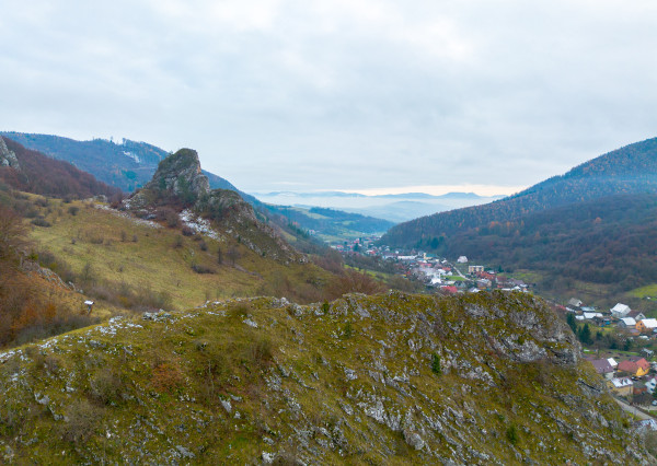 IBA U NÁS! Vidiecky dom pod lesom s výhľadmi - Červený Kameň