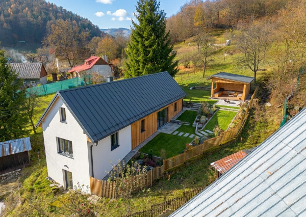 IBA U NÁS! Vidiecky dom pod lesom s výhľadmi - Červený Kameň