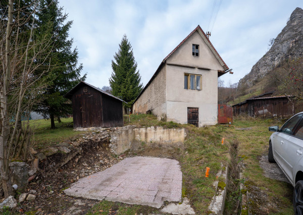 IBA U NÁS! Vidiecky dom pod lesom s výhľadmi - Červený Kameň