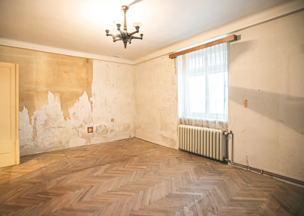 IBA U NÁS! Staromestský 2 izbový byt v pôvodnom stave, 83 m²