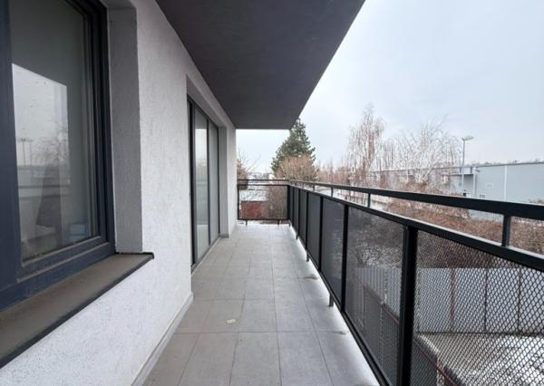 NA PREDAJ! priestranný 2 izbový byt s veľkometrážnou terasou