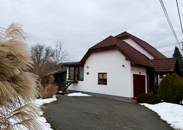 IBA U NÁS! Rodinný dom s väčšou záhradou - Lednické Rovne