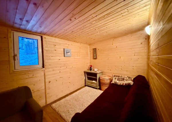 NA PREDAJ! Lukratívny pozemok s chatou v Myslave