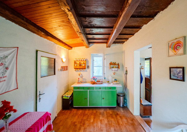 IBA U NÁS! Na predaj dom v krásnom prostredí, Haluzice 775m2