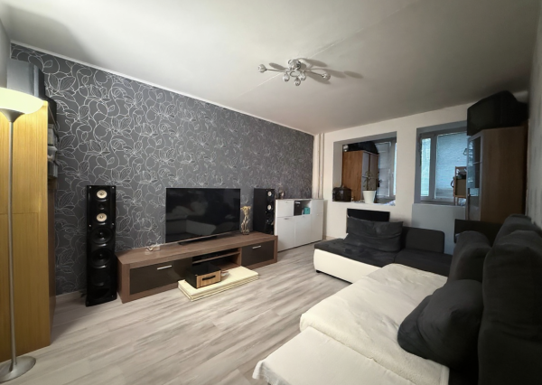 NA PREDAJ! 3 izbový byt v pôvodnom stave - Karola Adlera